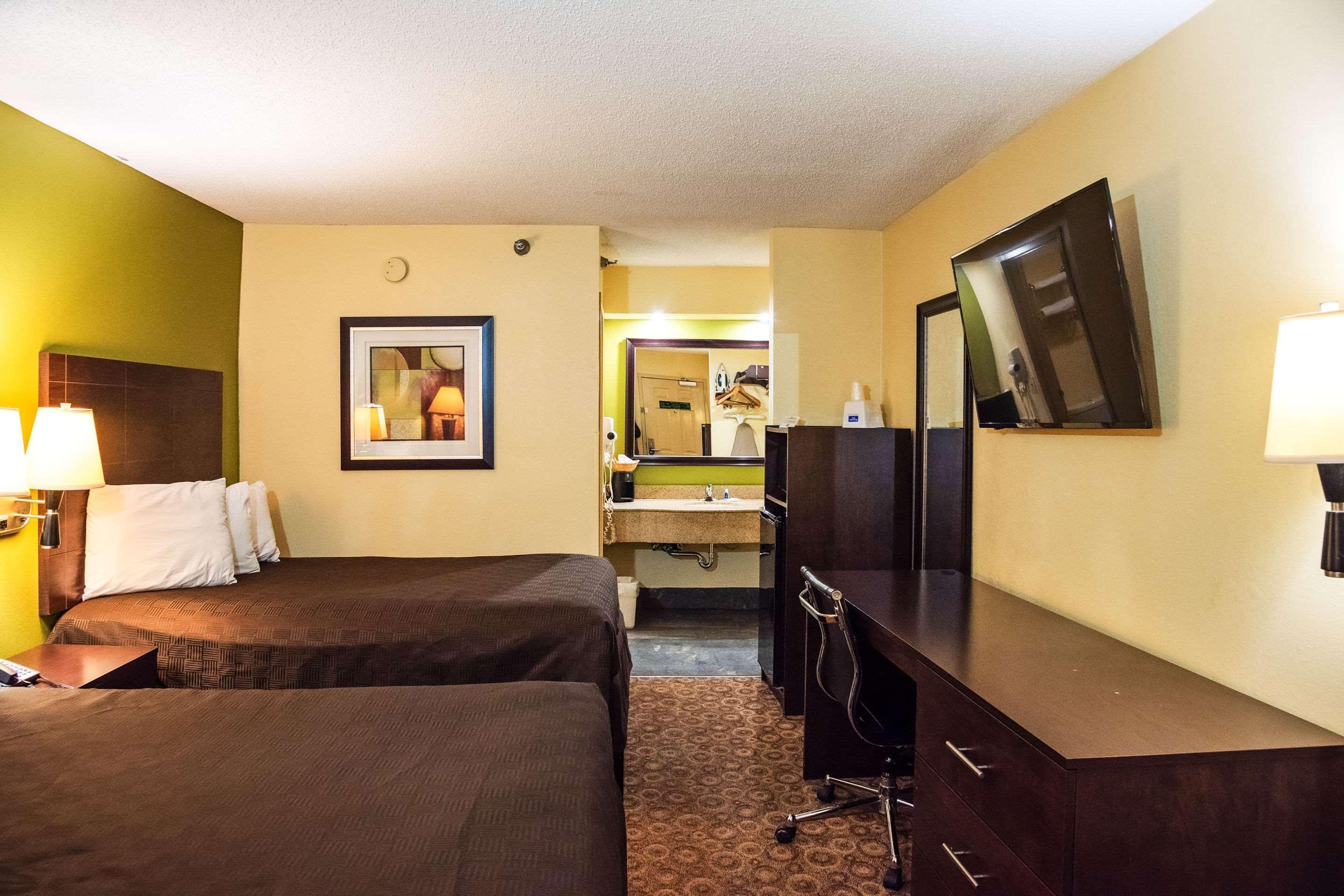 Rodeway Inn & Suites Кларксвилл Экстерьер фото