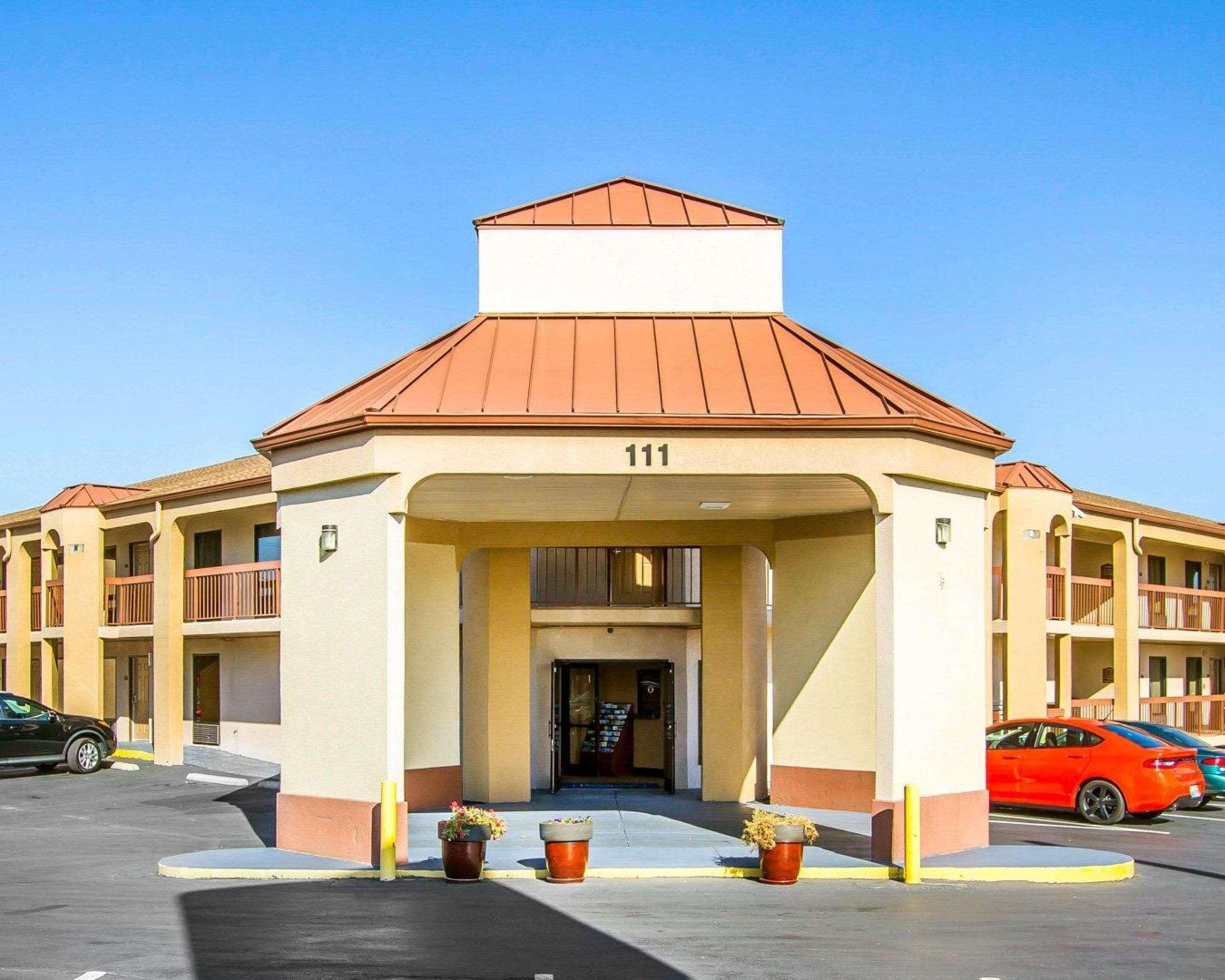 Rodeway Inn & Suites Кларксвилл Экстерьер фото