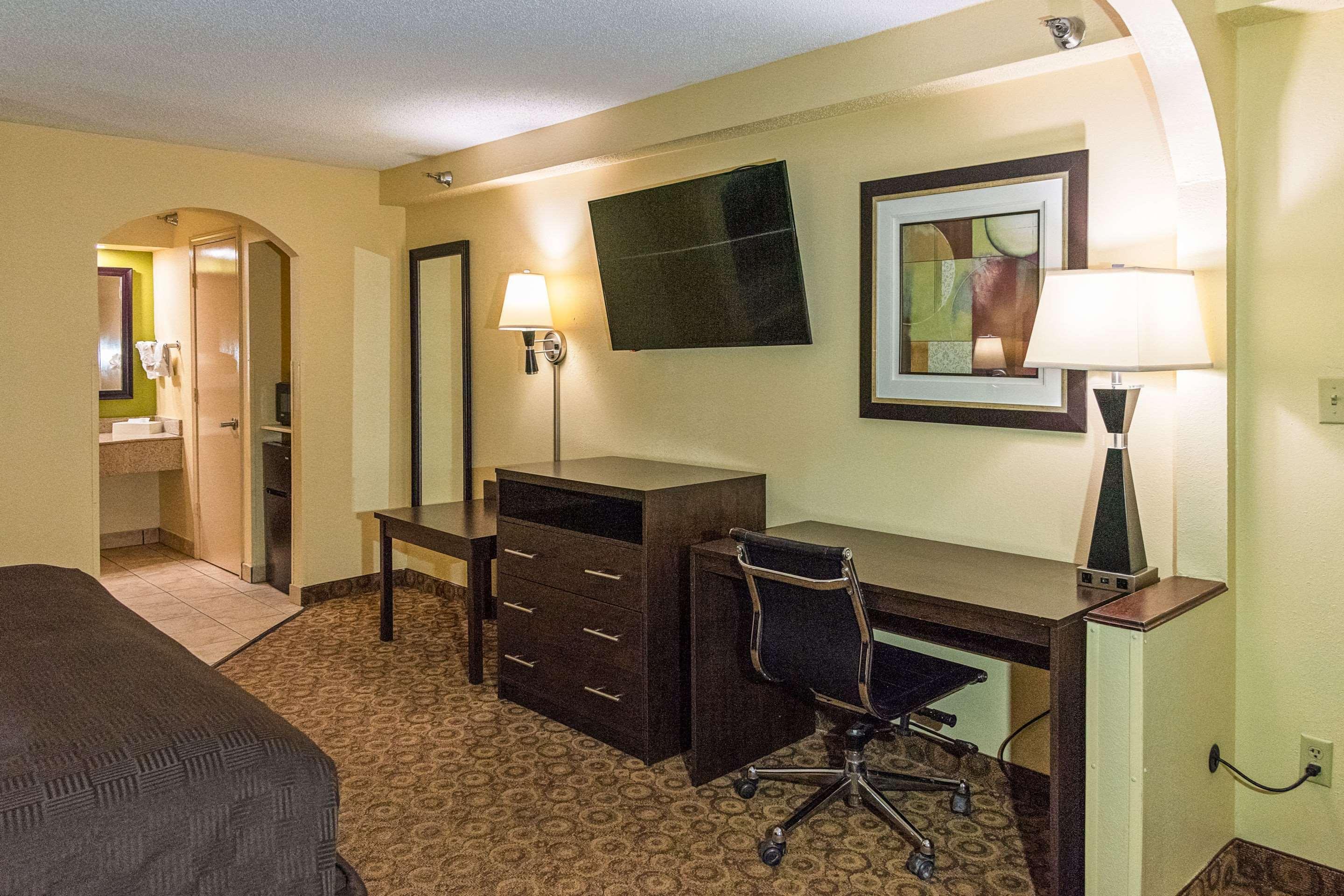 Rodeway Inn & Suites Кларксвилл Экстерьер фото