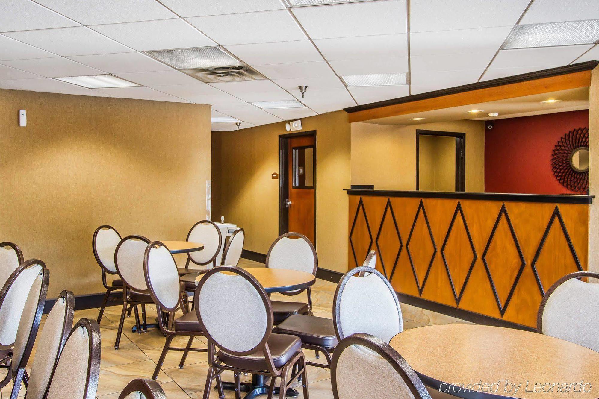 Rodeway Inn & Suites Кларксвилл Экстерьер фото