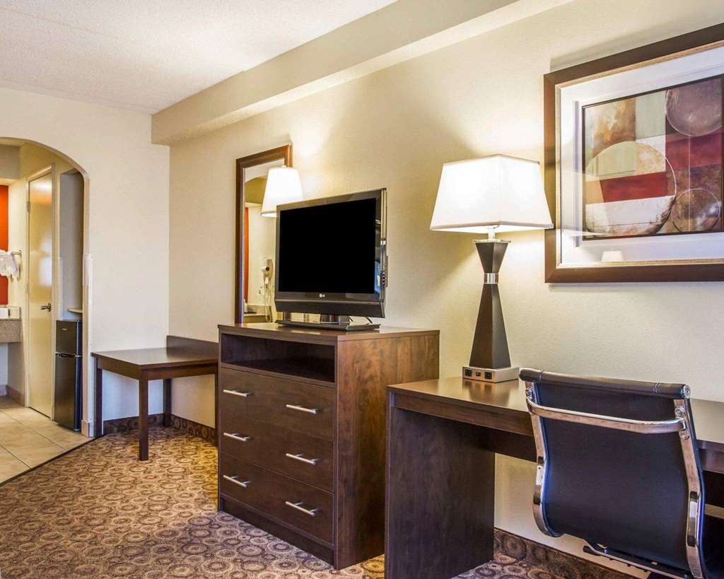 Rodeway Inn & Suites Кларксвилл Номер фото